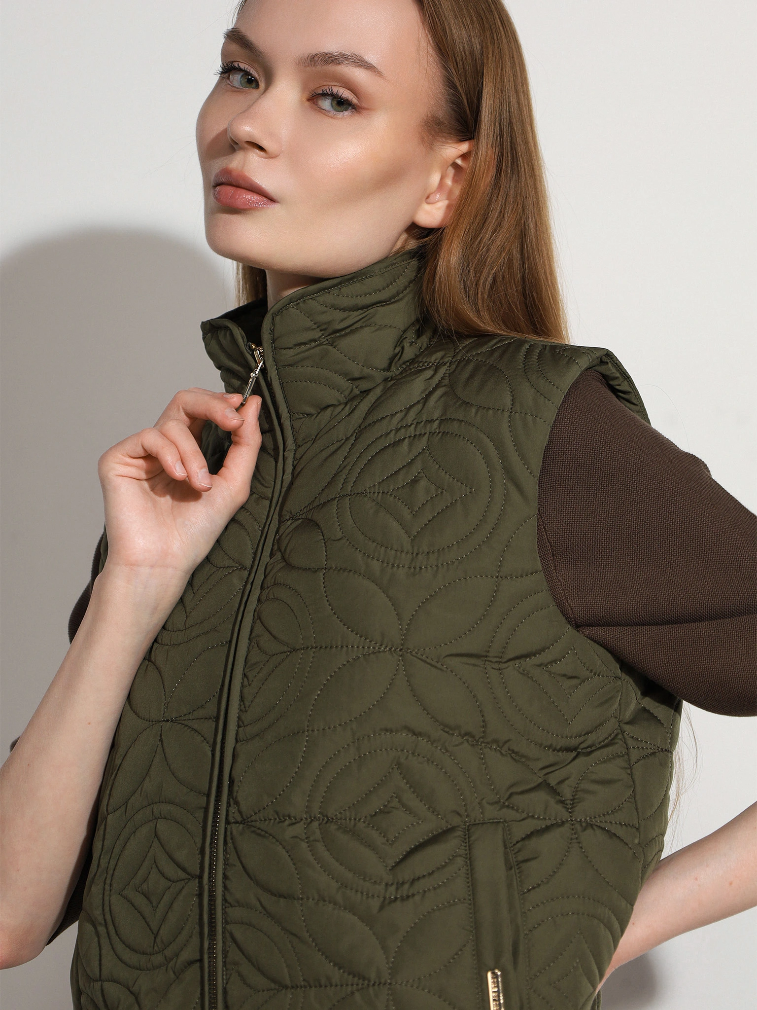 Жилет цвета хаки с фигурной стежкой